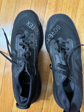 Nike GORE-TEX Women’s Black Trail Running Shoes size 11.5